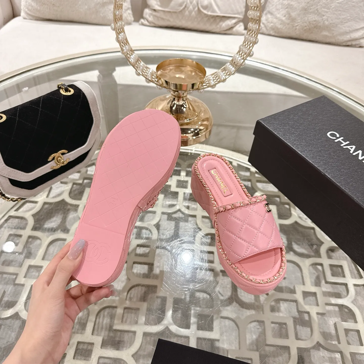 👟👟Ex-factory price 600👟👟 𝐂𝐇𝐀𝐍𝐄𝐋 | Xiaoxiang 25𝐬𝐬 🦋2025 Spring and Summer New Products Counter Classic Xiaoxiang Double C Diamond Chain Slippers Series New〰 🍬 The absolute best in the BS fashion circle. Matching will perform meticulously Minimalist, classic elements that will never fade away 💋 Show unique dressing style, too beautiful to say anything. A must-have for summer... Upper: Original high-customized lambskin Lining: Imported mixed sheepskin lining Outsole: Original molded non-slip outsole Shoe size: 35-39 (34.40.41.42 customization is not returnable)